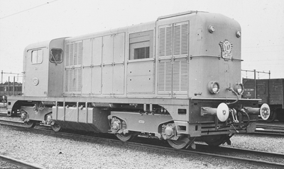 886074 Afbeelding van de diesel-electrische locomotief nr. 2403 (serie 2400/2500) van de N.S. te Eindhoven.